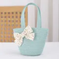 Primer plano detalle del bonito bolso de paja de verano para niños con lazo de lunares. - Verde Fruta