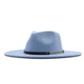 Nahaufnahme des blauen Wollfedora-Hutes mit schwarzem Gürtel und goldener Kettendetail. - M (56-58cm) / Himmelblau