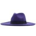 Nahaufnahmen der breitkrempigen, violetten Filzhut-Details mit klassischem schwarzem Band. - Erwachsene 10cm (56-58cm) / Dunkellila