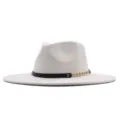 Detailaufnahme des weißen Woll-Fedora-Huts mit schickem schwarzen Band und Goldkettendetail. - M (56-58cm) / Creme