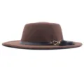 Detailaufnahme des braunen Woll-Fedora-Hutes mit schwarzem Ledergürtel und Metallschnalle. - M / 56-58cm / Kaffeebraun