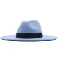 Nahaufnahme Detailansicht des hellblauen, breitekrempigen Fedora-Hutes mit schwarzem Band. - Erwachsene 10cm (56-58cm) / Himmelblau