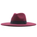 Detailaufnahme eines burgunderroten Wollfilz-Fedora-Hutes mit schwarzem Band, 10cm breite Krempe. - Erwachsene 10cm (56-58cm) / Burgunderrot