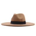 Nahaufnahme des eleganten breiten Filz-Fedora-Hutes in Kamelbraun mit schwarzem Band. - Erwachsene 10cm (56-58cm) / Khaki