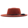 Detailansicht des breitkrempigen Filzhuts mit schwarzem Lederband und elegantem schwarzem Bommel. - M / 56-58cm / Karamellbraun