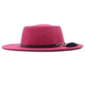 Damen rosa Filz Fedora Hut mit breiter Krempe, schwarzem Lederriemen und Feder. - M / 56-58cm / Fuchsia