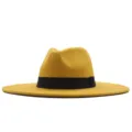 Nahaufnahme Detail des klassischen gelben Filz-Jazzhutes mit einem eleganten schwarzen Band. - Erwachsene 10cm (56-58cm) / Gelb