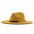 Klassischer gelber Fedora-Hut mit schwarzem Leder- und Goldkettenriemen fuer den Herbst. - M (56-58cm) / Gelb