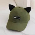 Detalle de cerca de la gorra de béisbol verde con bonitas orejas de gato negras. - Talla Única para Adultos / Verde Militar
