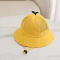 Gelber Kinder Sonnenhut im Detail mit Netzgewebe, Sprossen-Deko und verstellbarem Kinnriemen. - Hutumfang 50cm / Gelb