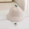 Süßer Kinder Anglerhut in Beige mit grünem Spross, verstellbarer Kinnriemen, Sonnenschutz. - Beige