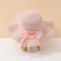 Detailansicht des eleganten rosafarbenen Strohhutes mit schicker Netzblume und Perle. - Einheitsgröße / Rosa