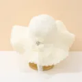 Detailansicht des weißen Damen-Strohhuts mit breiter Krempe und zarter Blumendekoration. - Einheitsgröße / Creme