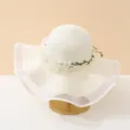 Weißer Strohhut Detail, mit Blumengirlande und elegantem doppellagigem Netzrand. - Einheitsgröße / Creme