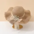 Detailansicht des sommerlichen Damen Strohhutes mit eleganter Netzblume und langem Band. - Einheitsgröße / Khaki