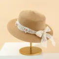 Eleganter Damen Strohhut mit Spitzen Schleife und Blumen Dekor, ideal für Sommerstrand Sonnenschutz. - Einheitsgröße / Khaki