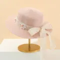 Rosa Strohhut Detail, Spitzen Schleife und Blumen Band, eleganter Sommer Sonnenhut Nahaufnahme. - Einheitsgröße / Rosa