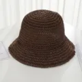 Dettaglio del cappello a secchiello cloche in paglia di carta intrecciata marrone scuro. - M（56-58cm） / Caffè