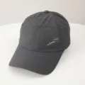 Detailansicht der schnelltrocknenden, atmungsaktiven Baseballkappe für den Sommer. - Verstellbar / Dunkelgrau