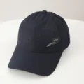 Detailansicht der atmungsaktiven Schnelltrocknenden Baseballkappe mit Textdruck. - Verstellbar / Marineblau