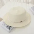 Chapeau de paille plat beige avec ruban en dentelle et décoration en métal M élégante été. - M (56-58cm) / Crème