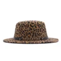 Vista detallada del elegante sombrero de lana con estampado de leopardo, cadena y cinturón. - M (56-58cm) / Camel