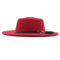 Nahaufnahme des roten Wollfilz-Fedora-Huts mit schwarzem Lederriemen und Quastenakzent. - M / 56-58cm / Rot