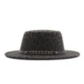 Gedetailleerd overzicht van de vintage panterprint platte wollen fedora hoed met ketting. - M (56-58cm) / Legergroen