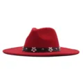 Roter Filzhut mit breiter Krempe, eleganter Jazz Fedora Hut mit schwarzem Gurt, Blumen und Nieten. - 10cm Erwachsene 56-58cm / Rot