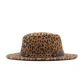 Detalle del sombrero plano de lana con estampado de leopardo, correa de cuero negro y cadena. - M (56-58cm) / Caqui