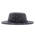 Sombrero fedora de leopardo gris con tira de cuero y logotipo M de metal gorra de jazz plana - M (56-58cm) / Gris