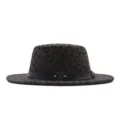 Detailansicht des Leopardenmuster Woll Fedora Hutes mit schwarzem Band und Metall M Logo. - M (56-58cm) / Armeegrün