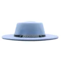 Modischer, hellblauer Fedora Hut mit flacher Krone, Lederband und goldener Kette. - M (56-58cm) / Himmelblau