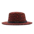 Nahaufnahme Detail des Leopardenmuster Woll Fedora Hutes mit Lederband und Metall M Logo. - M (56-58cm) / Karamellbraun