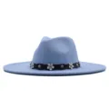 Eleganter hellblauer Filzhut mit breiter Krempe, schwarzem Blumen-Gurt und modischen Nieten. - 10cm Erwachsene 56-58cm / Himmelblau