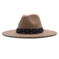 Detailansicht des camel-braunen Woll-Fedora-Hutes mit buntem Strassstein-Hutband. - Erwachsene 10cm (56-58cm) / Camel