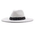 Detailaufnahme des weißen Wollfilz-Fedora-Huts mit einem schwarzen Band und bunten Strasssteinen. - Erwachsene 10cm (56-58cm) / Creme