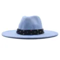 Hellblauer Wollfilz Fedora Hut mit bunten Strasssteinen schwarzem Band breite Krempe. - Erwachsene 10cm (56-58cm) / Himmelblau
