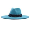 Detailansicht des türkisfarbenen Wollhutes mit bunten Strasssteinen am schwarzen Band. - Erwachsene 10cm (56-58cm) / Seeblau