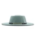 Eleganter mintgrüner flacher Fedora-Hut mit schwarzem Lederriemen und Goldkette. - M (56-58cm) / Cyan