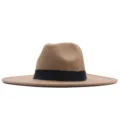 Khakifarbener breiter Filz-Fedora-Hut, klassischer Vintage-Jazzhut mit einem schwarzen Band. - Erwachsene 10cm (56-58cm) / Camel