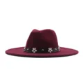 Bordoroter Filz-Breitrand-Fedora-Hut mit schwarzem Blumen-Lederband und Metallnieten. - 10cm Erwachsene 56-58cm / Burgunderrot