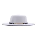 Damen Winter Wollfilz Fedora Hut stilvoller flacher Top Jazz Hut mit Goldkette Dekoration - M (56-58cm) / Weiß