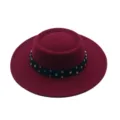 Burgunderroter flacher Fedora Hut mit buntem Strassband, schicker Herbst Winter Wollfilz Hut - Erwachsene (56-58cm) / Burgunderrot