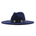 Blauer Filzhut Fedora mit schwarzem Blumen-Lederband und Nieten breite Krempe Jazz Kappe - 10cm Erwachsene 56-58cm / Marineblau