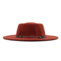 Damen Vintage Flachkopf Filzhut mit Kette Dekoration, elegante Herbst Winter Fedora Mütze. - M (56-58cm) / Karamellbraun