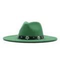 Grüner Filz-Breitrand-Fedora-Hut mit schwarzem Gürtel, Nieten und weißen Blumendekor. - 10cm Erwachsene 56-58cm / Grasgrün