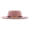 Damen Vintage rosa Kunstwolle Fedora Hut mit schwarzem Lederband und goldener Kette. - M (56-58cm) / Hellrosa