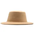 Nahaufnahme Detail der eleganten kamelbraunen flachen Wollhut Textur für Frauen. - Camel