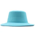 Hellblaue, breite Krempe, flacher Jazzhut im Detail, weiche Filztextur, elegante Wintermütze. - Cyan